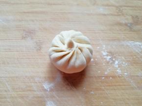 包成皮薄馅大的槐花肉馅包子。