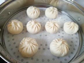 蒸锅内放水，篦子上铺上硅胶垫，放上做好的包子生胚，盖上锅盖二次发酵10分钟左右，凉水上锅，上汽后大火蒸15分钟关火，焖5分钟左右出锅。