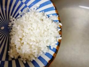 锅内加入纯净水，倒入淘好的米。