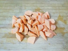 红薯去皮洗干净，切成小块。