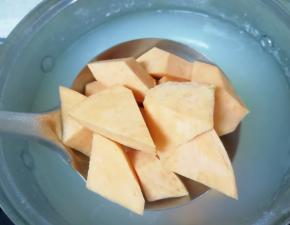 20分钟以后将红薯下入锅里，烧开以后继续小火熬20分钟。