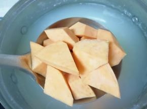 20分钟以后将红薯下入锅里，烧开以后继续小火熬20分钟。