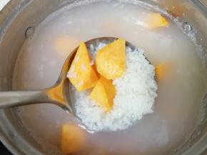 中间搅动几次，以免糊锅。