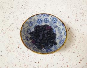 葡萄干洗干净备用。