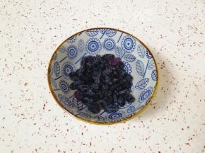 葡萄干洗干净备用。