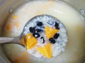 粥熬好以后关火，下入葡萄干，盖上锅盖焖5分钟。