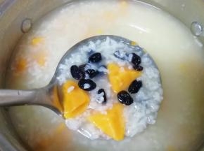 粥熬好以后关火，下入葡萄干，盖上锅盖焖5分钟。