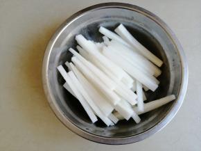 萝卜去皮切丝
