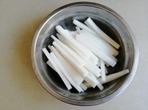 萝卜去皮切丝