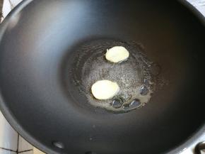 先用姜抹一下锅底，锅里加油烧热，铁锅会比较难把鱼煎得好，最好用不粘锅操作