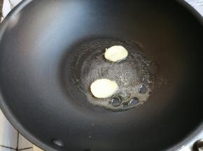 先用姜抹一下锅底，锅里加油烧热，铁锅会比较难把鱼煎得好，最好用不粘锅操作