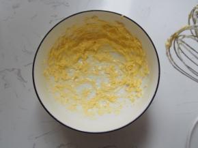 1.	黄油切成小块，室温软化后略微打发