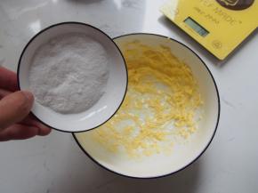 2.	加入细砂糖打发