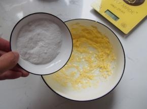 2.	加入细砂糖打发