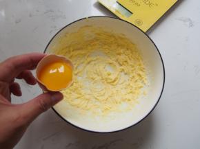 3.	加入蛋黄打发均匀