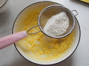 4.	筛入低筋面粉