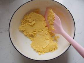 5.	用刮刀切拌成为面团