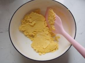 5.	用刮刀切拌成为面团