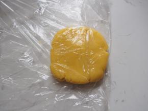 6.	放在保鲜膜上整理成方形，放入冰箱冷藏半小时左右