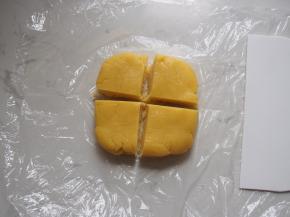 7.	冷藏好的面团分成四块