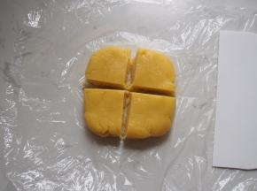 7.	冷藏好的面团分成四块
