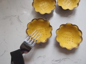 9.	用叉子叉上小孔