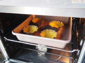 10.	将挞皮放入烤箱中