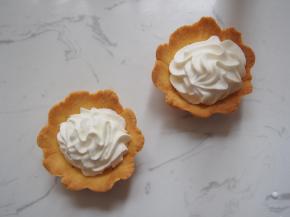 12.	将淡奶油加入细砂糖打发，挤入挞皮中，装饰上水果即可