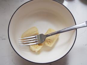 1.	一半香蕉放入大碗中用叉子压成泥