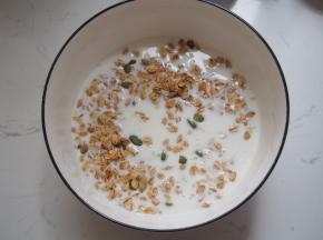 3.	倒入牛奶