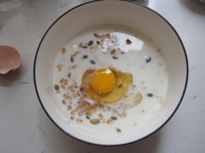 4.	磕入一个鸡蛋，搅拌均匀