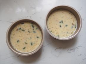 5.	倒入两个模具中,我用的学厨的4寸模具