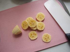 6.	剩下的一半香蕉切成薄片