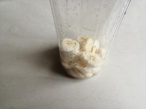 将香蕉切小块放入料理杯中