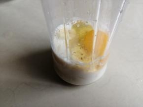 牛奶和蛋液倒入料理杯中，启动料理机，搅拌十来秒。没有的话可以用手动打蛋器搅拌