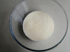 搅拌好的香蕉蛋奶液，有泡沫也没关系的，加入一点点盐，搅拌