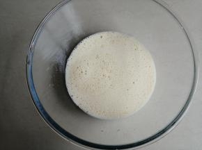 搅拌好的香蕉蛋奶液，有泡沫也没关系的，加入一点点盐，搅拌