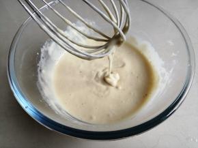 划Z字型搅拌成稀面糊，提起打蛋头，蛋糕糊能流淌下来，滴落在面糊上不会立即消失