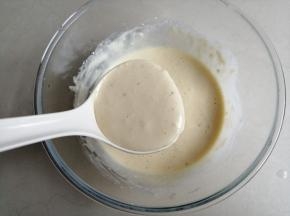 舀一勺蛋糕糊，我用的是电饭锅配送的勺子，大概可以做5-6个松饼