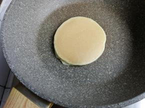 翻面再煎1分钟，中途可以盖上锅盖，我觉得受热更均匀