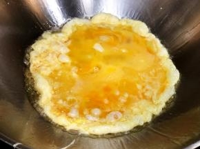 倒入鸡蛋翻炒