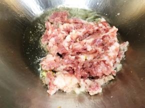 油锅放入肉末炒熟