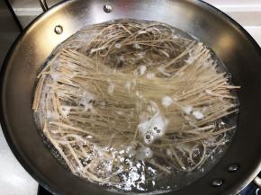 开水中放入挂面，煮3-4分钟左右，捞出过冷开水备用