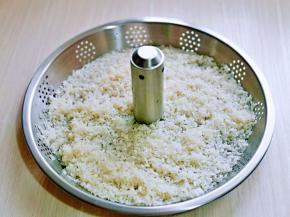 大米淘干净，放入万慕智能升降锅的提篮上。