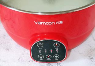 将提篮放回锅中，将提篮下降到底部，再加入纯净水，水量没过提篮即可。