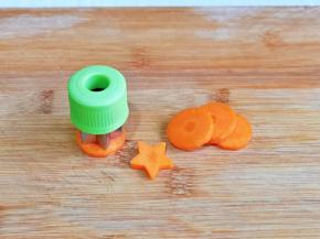 下面开始准备做菜啦！将胡萝卜去皮，洗干净，切片，压出五角星来，没有模具可以省略。