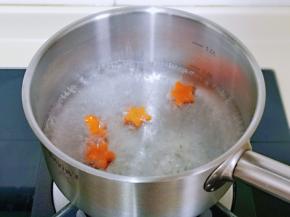 将五角星胡萝卜焯水，水开后下去煮30秒捞出。