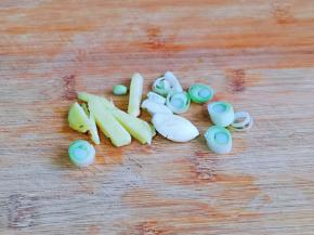 葱姜蒜去皮切段。