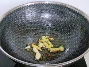 起油锅，加入葱姜蒜煸炒出香味，捞出。