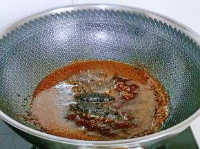 倒入芡汁，再加入海参，烧开后转小火慢煮10分钟。